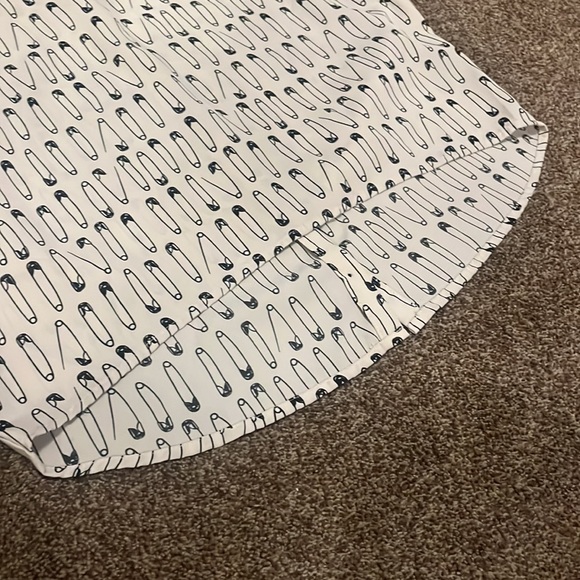 2/$20 Size 6. Buttons up back - Picture 3 of 6